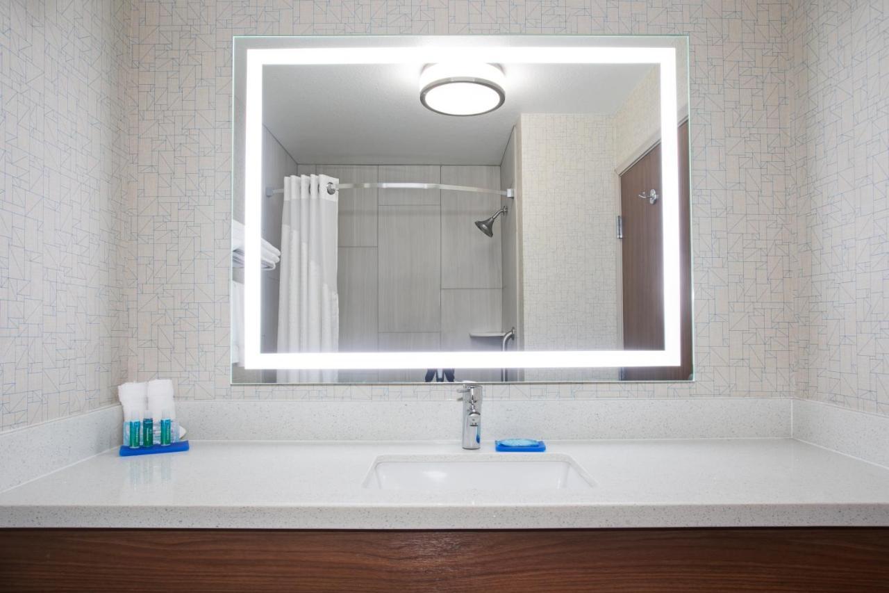 Holiday Inn Express Hotel & Suites Fort Collins By Ihg Екстериор снимка