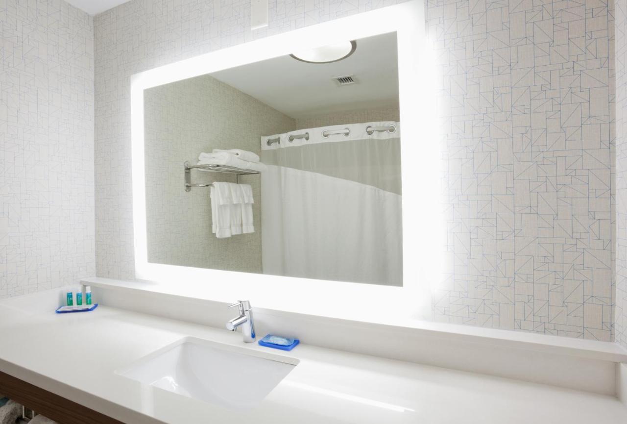 Holiday Inn Express Hotel & Suites Fort Collins By Ihg Екстериор снимка