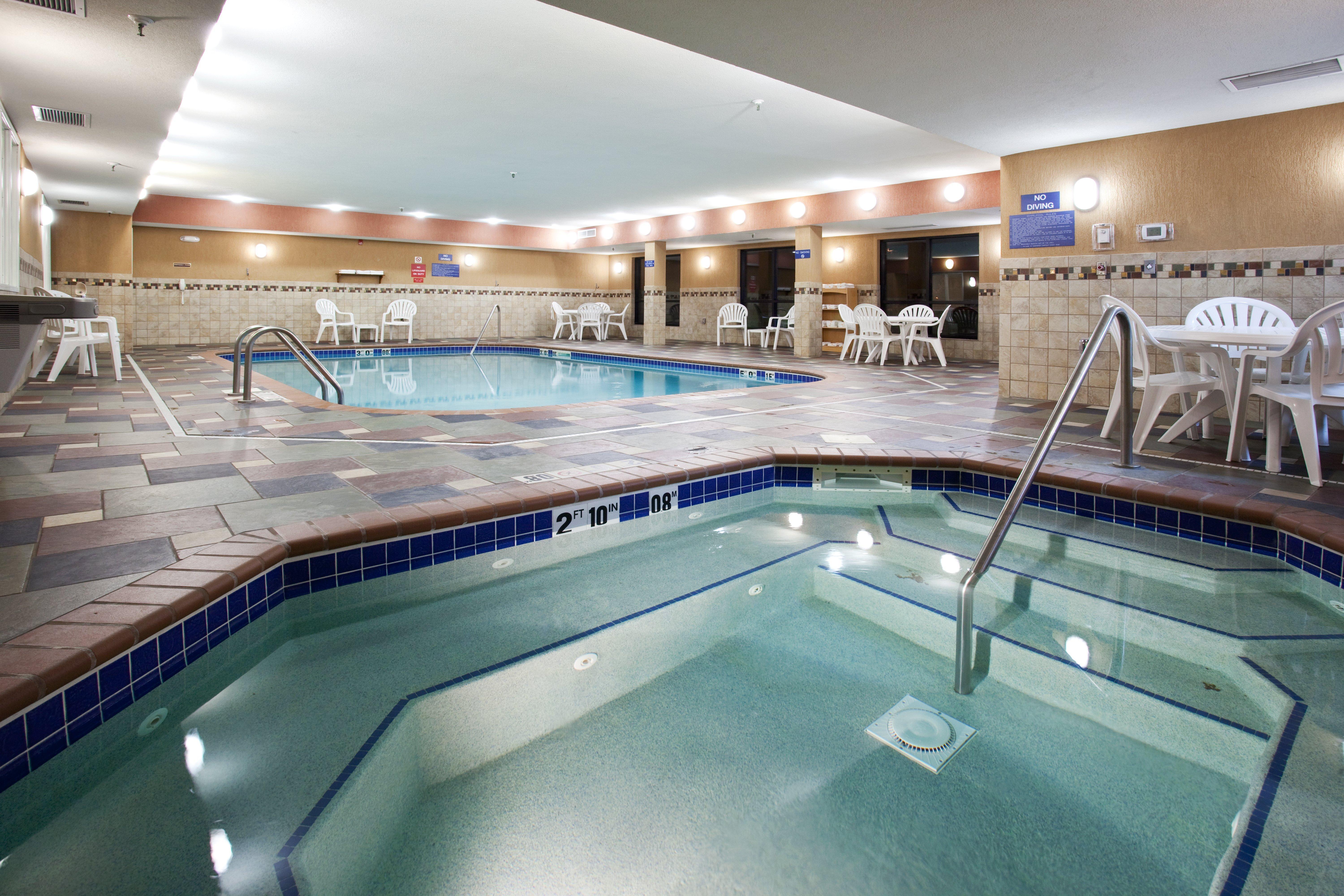 Holiday Inn Express Hotel & Suites Fort Collins By Ihg Екстериор снимка