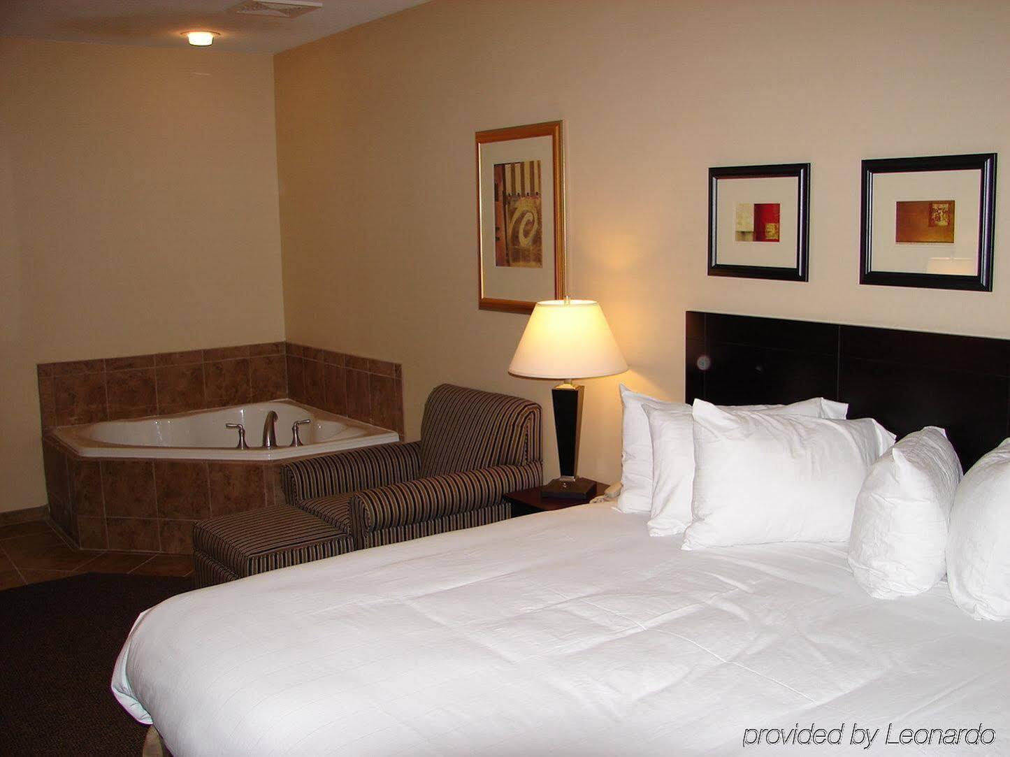 Holiday Inn Express Hotel & Suites Fort Collins By Ihg Екстериор снимка